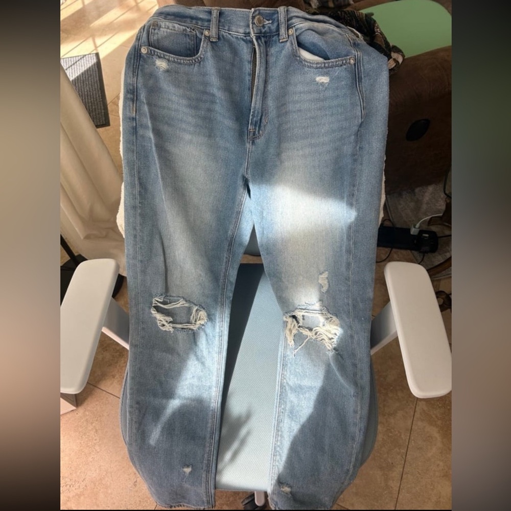 American Eagle blue ripped Mom Jeans - Brand New Size 6
